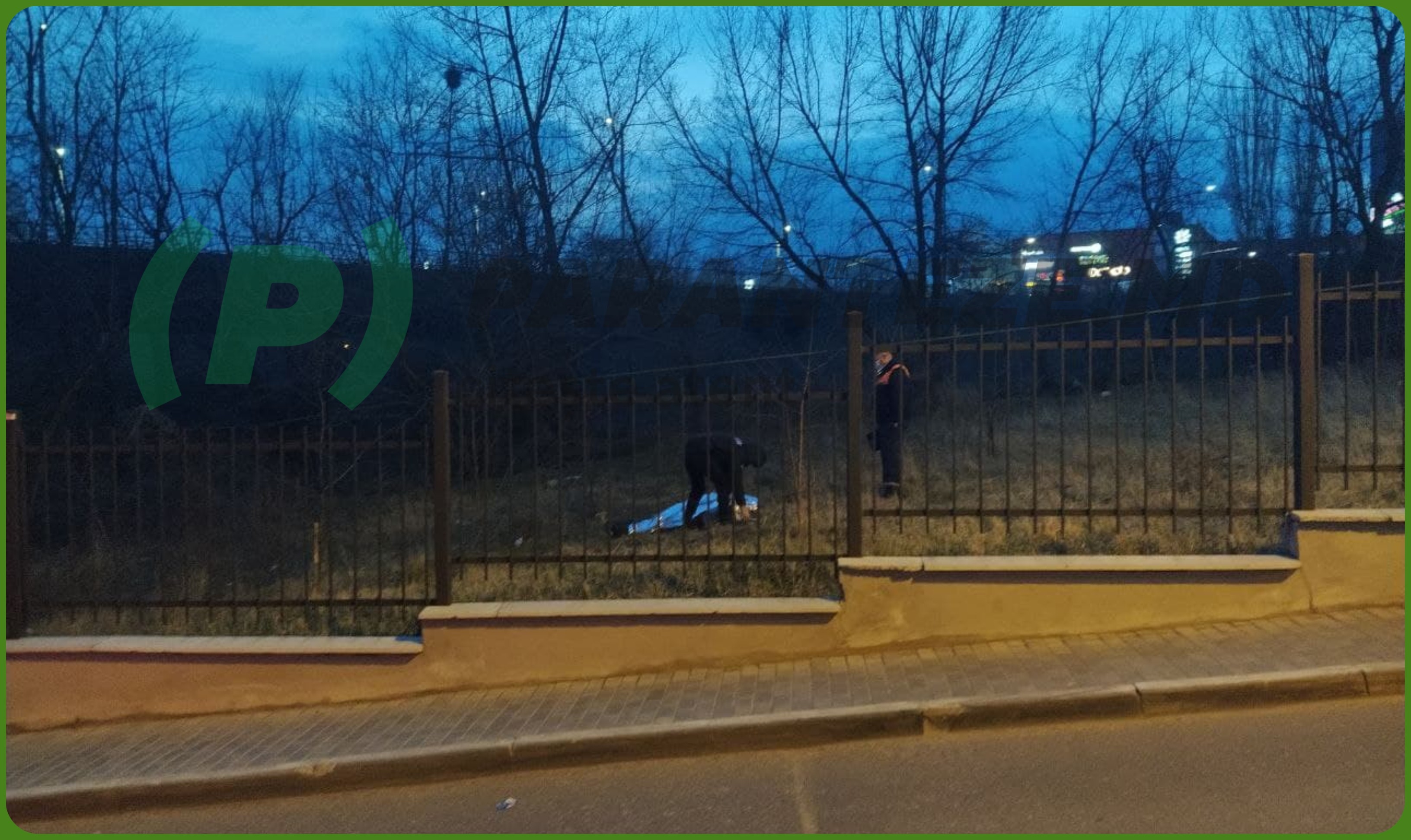 FOTO // Un bărbat și-a găsit sfârșitul într-o fâșie forestieră de pe strada Melestiu din capitală